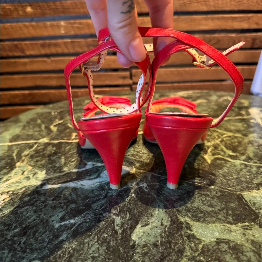 Darling pair of retro heels with bow and ankle strap - Picture 6 of 10